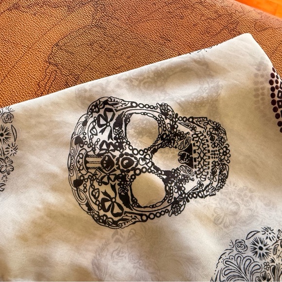 Skull Pattern Scarf - Black piping and light blue background - Picture 4 of 7